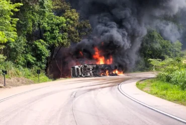 Bombeiros controlam incêndio em carreta na BR-364 com incêndio em carreta