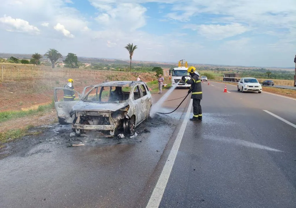 Corpo de Bombeiros combate incêndio em carro na BR-364