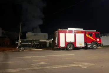 Bombeiros combatem incêndio em residência em Lucas do Rio Verde