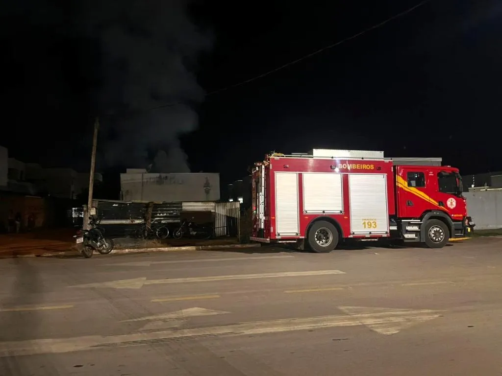 Bombeiros combatem incêndio em residência em Lucas do Rio Verde