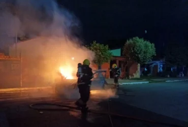Bombeiros controlam incêndio em veículo em Lucas do Rio Verde