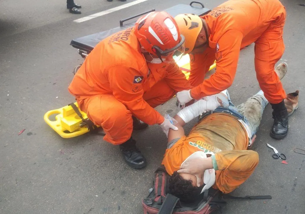 Bombeiros atendem acidente de trânsito em duas cidades