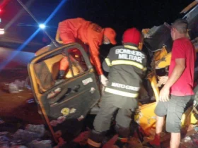 Corpo de Bombeiros atende acidente de trânsito com vítimas presas