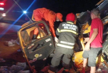 Corpo de Bombeiros atende acidente de trânsito com vítimas presas