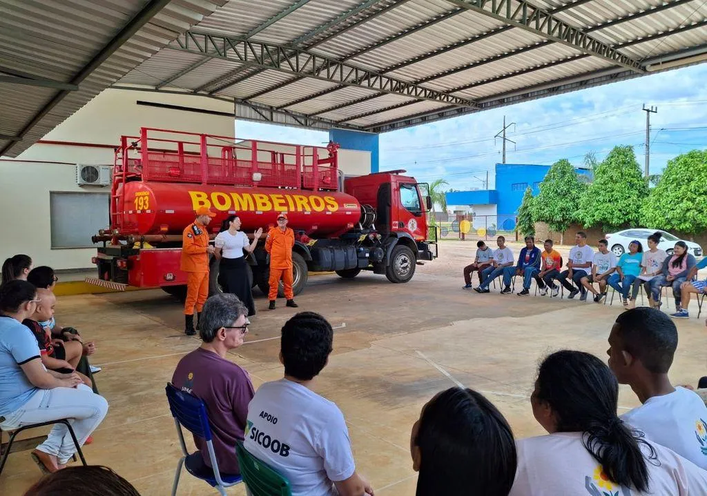Bombeiros promovem palestra inclusiva sobre segurança na APAE de Campo Verde