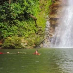 Jovem fica ferido após salto em área rasa de cachoeira