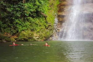 Jovem fica ferido após salto em área rasa de cachoeira