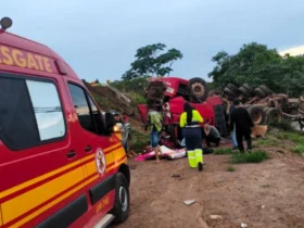 Motorista é socorrida após capotamento na BR-163