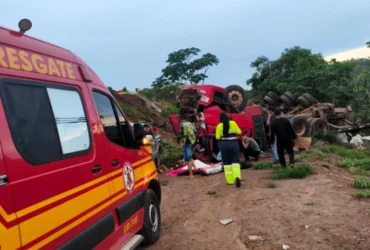 Motorista é socorrida após capotamento na BR-163