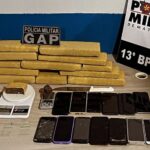 Suspeitos foram flagrados com grande quantidade de maconha, balança de precisão e materiais usados para embalar drogas