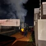 Fogo começou na parte externa do imóvel, atingiu ar-condicionado e se espalhou rapidamente; Bombeiros impediram que chamas alcançassem outras unidades