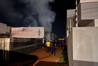 Fogo começou na parte externa do imóvel, atingiu ar-condicionado e se espalhou rapidamente; Bombeiros impediram que chamas alcançassem outras unidades