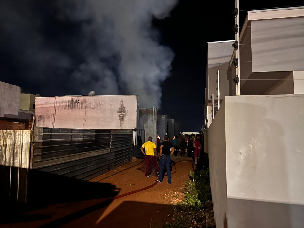 Fogo começou na parte externa do imóvel, atingiu ar-condicionado e se espalhou rapidamente; Bombeiros impediram que chamas alcançassem outras unidades