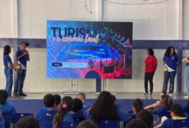 Estudantes da Escola Nagib Saad durante apresentação da ideia voltada para o turismo local