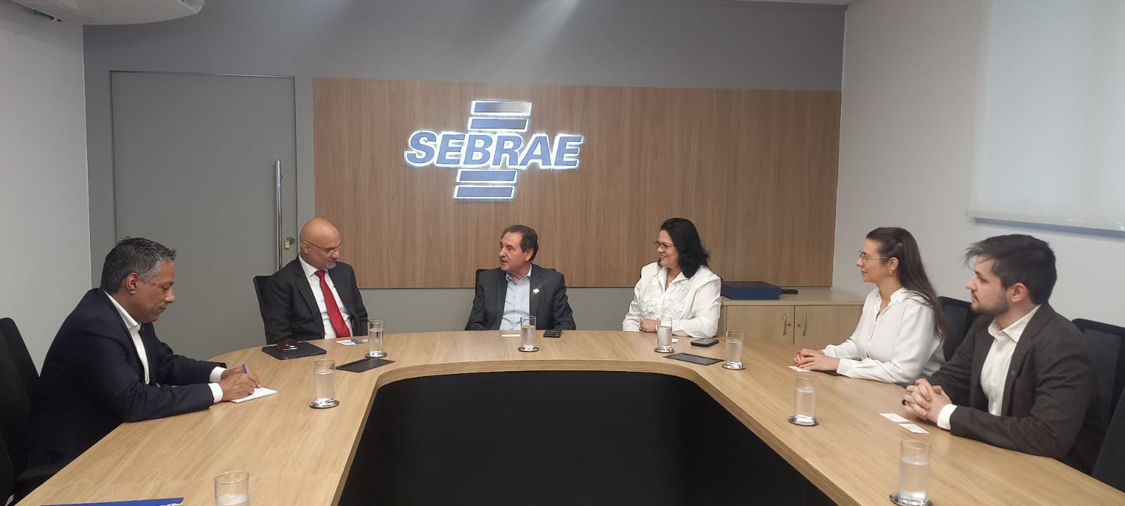 Gestores do SebraeMT abordam conexão entre os países durante visita do embaixador da Índia à sede do Sebrae, em Cuiabá
