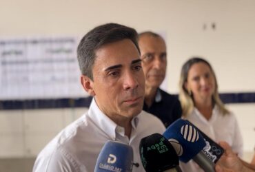 Adolescente de 16 anos foi apreendido após esfaquear colega de 13 anos dentro de sala de aula; vítima está fora de perigo e segue internada sob cuidados médicos