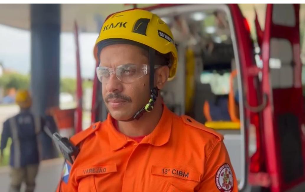 Soldado BM Verejão, da 13ª CIBM de Lucas do Rio Verde, orienta sobre o uso de equipamentos de segurança e a importância de chamar profissionais para serviços de risco