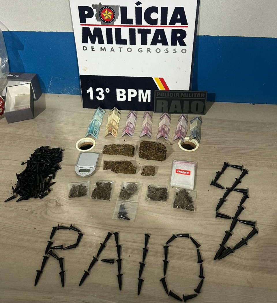 Abordagem do Grupo RAIO flagrou porções de maconha e cocaína; suspeito confessou o crime e indicou local onde guardava mais drogas