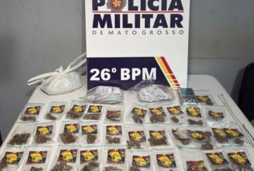 Homem é detido com 33 porções de maconha, materiais para fracionamento e itens relacionados a uma facção criminosa; denúncia anônima revelou coação a moradores