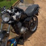 Vítima sofreu ferimentos na face e suspeita de fratura no quadril; impacto deixou a motocicleta destruída e caso será investigado pelas autoridades