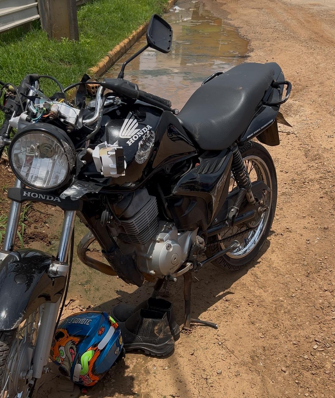 Vítima sofreu ferimentos na face e suspeita de fratura no quadril; impacto deixou a motocicleta destruída e caso será investigado pelas autoridades