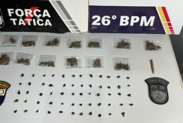 Suspeito já tinha passagens criminais e admitiu comercializar entorpecentes a mando de facção criminosa; operação ocorreu após denúncias de moradores sobre intenso fluxo de usuários e cheiro forte de maconha