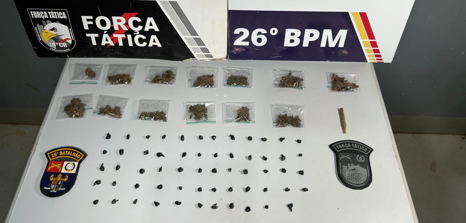 Suspeito já tinha passagens criminais e admitiu comercializar entorpecentes a mando de facção criminosa; operação ocorreu após denúncias de moradores sobre intenso fluxo de usuários e cheiro forte de maconha