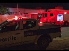 Vítima foi localizada pelos bombeiros durante rescaldo de incêndio; Polícia Civil investiga possível homicídio