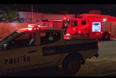 Vítima foi localizada pelos bombeiros durante rescaldo de incêndio; Polícia Civil investiga possível homicídio