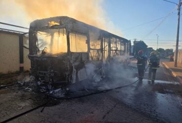 Motorista ajudava passageiro com deficiência visual quando incêndio começou; Corpo de Bombeiros foi acionado e ninguém ficou ferido