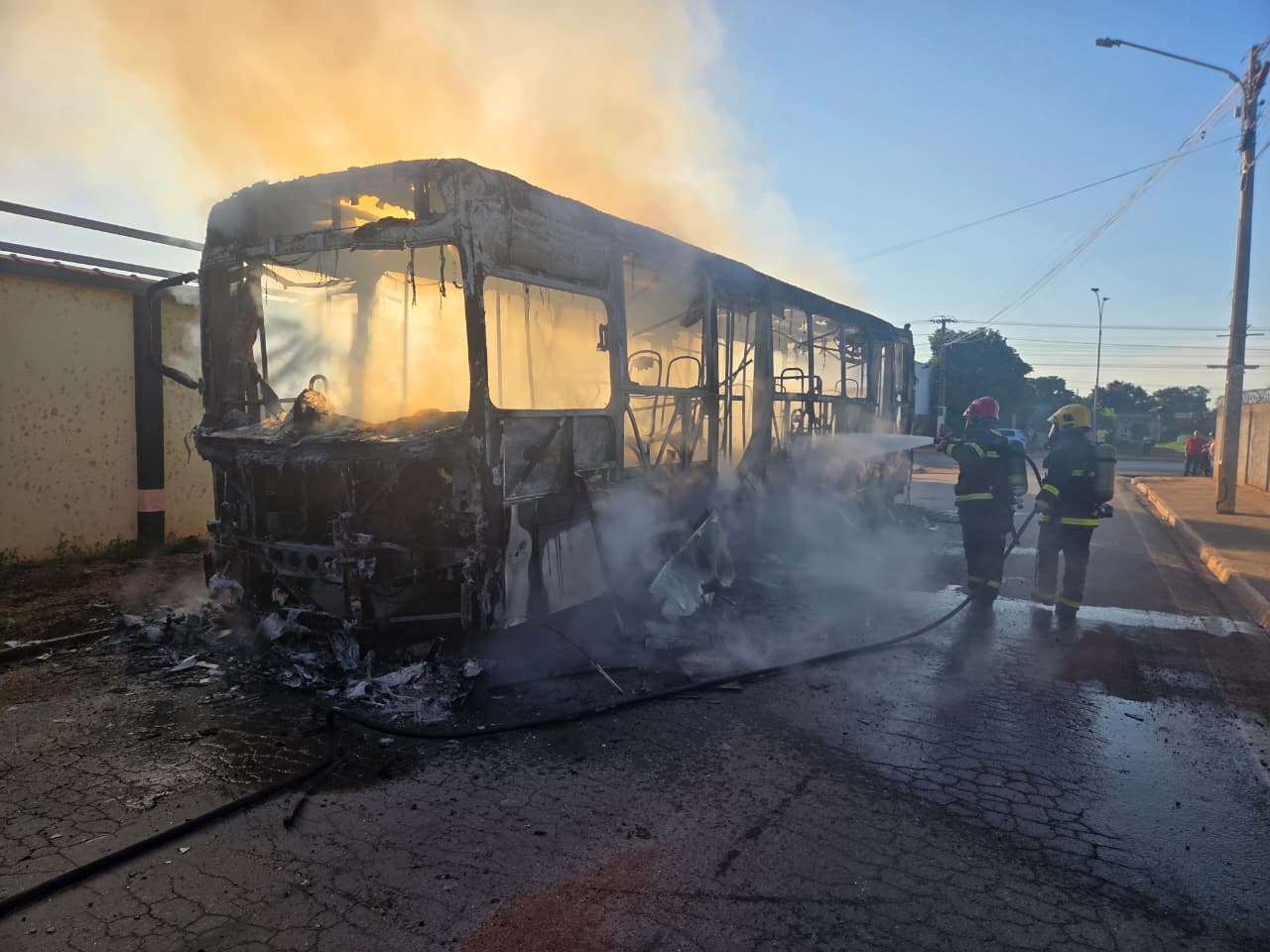 Motorista ajudava passageiro com deficiência visual quando incêndio começou; Corpo de Bombeiros foi acionado e ninguém ficou ferido
