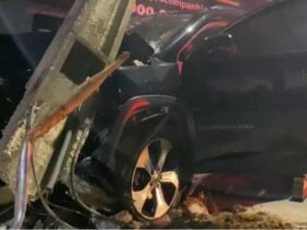 Vítima relatou aos bombeiros que foi baleada durante desentendimento em um bar e perdeu o controle do veículo enquanto tentava buscar ajuda