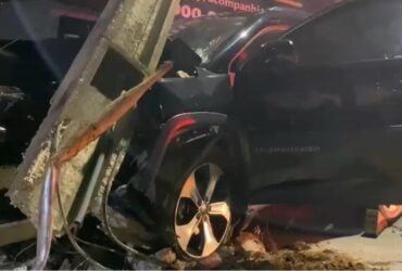 Vítima relatou aos bombeiros que foi baleada durante desentendimento em um bar e perdeu o controle do veículo enquanto tentava buscar ajuda