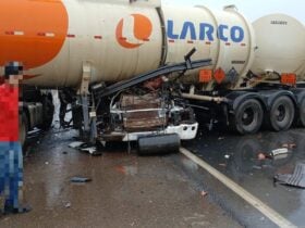 Colisão entre carretas bloqueia BR-364 em Rosário Oeste