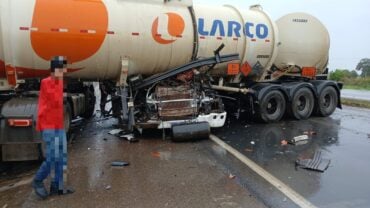 Colisão entre carretas bloqueia BR-364 em Rosário Oeste