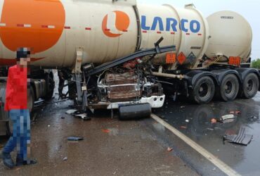 Colisão entre carretas bloqueia BR-364 em Rosário Oeste