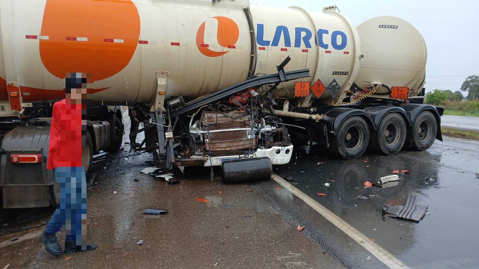 Colisão entre carretas bloqueia BR-364 em Rosário Oeste