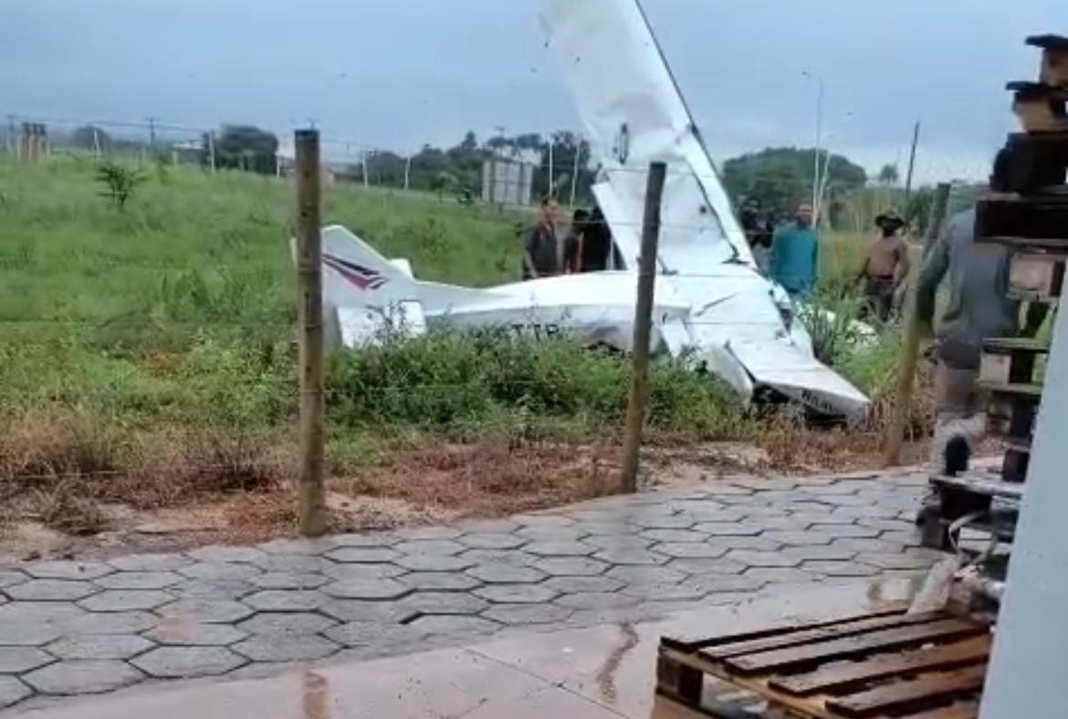 Acidente ocorreu próximo ao aeroporto da cidade durante chuva; Polícia Militar, Polícia Civil e Politec atuam na ocorrência