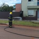 Corpo de Bombeiros controla chamas em poste residencial; ocorrência resultou apenas em danos materiais