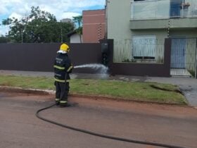 Corpo de Bombeiros controla chamas em poste residencial; ocorrência resultou apenas em danos materiais