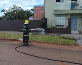 Corpo de Bombeiros controla chamas em poste residencial; ocorrência resultou apenas em danos materiais