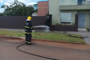 Corpo de Bombeiros controla chamas em poste residencial; ocorrência resultou apenas em danos materiais