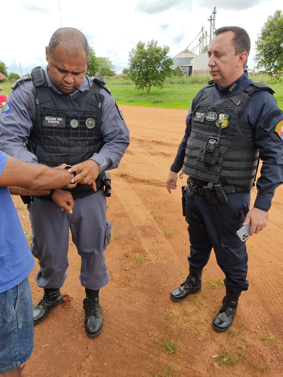 Polícia Militar prende autor de tentativa de feminicídio e outro suspeito armado em operação no Pontal do Marape
