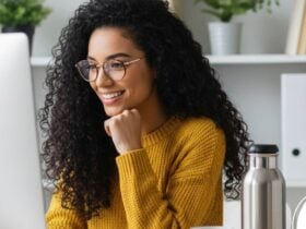 Mulher feliz no trabalho