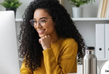 Mulher feliz no trabalho