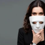 Mulher usando máscara