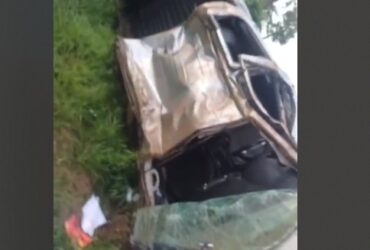 Hilux saiu da pista e capotou várias vezes; vítima chegou a ser socorrida, mas não resistiu aos ferimentos