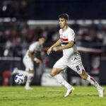 Oscar, meia do São Paulo, vai a hospital após alteração cardíaca. Imagem: Rubens Chiri/SPFC