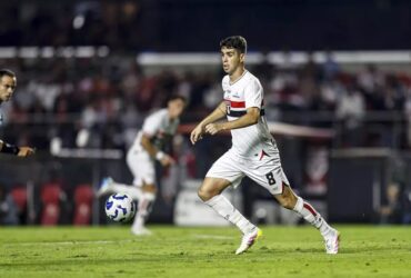 Oscar, meia do São Paulo, vai a hospital após alteração cardíaca. Imagem: Rubens Chiri/SPFC
