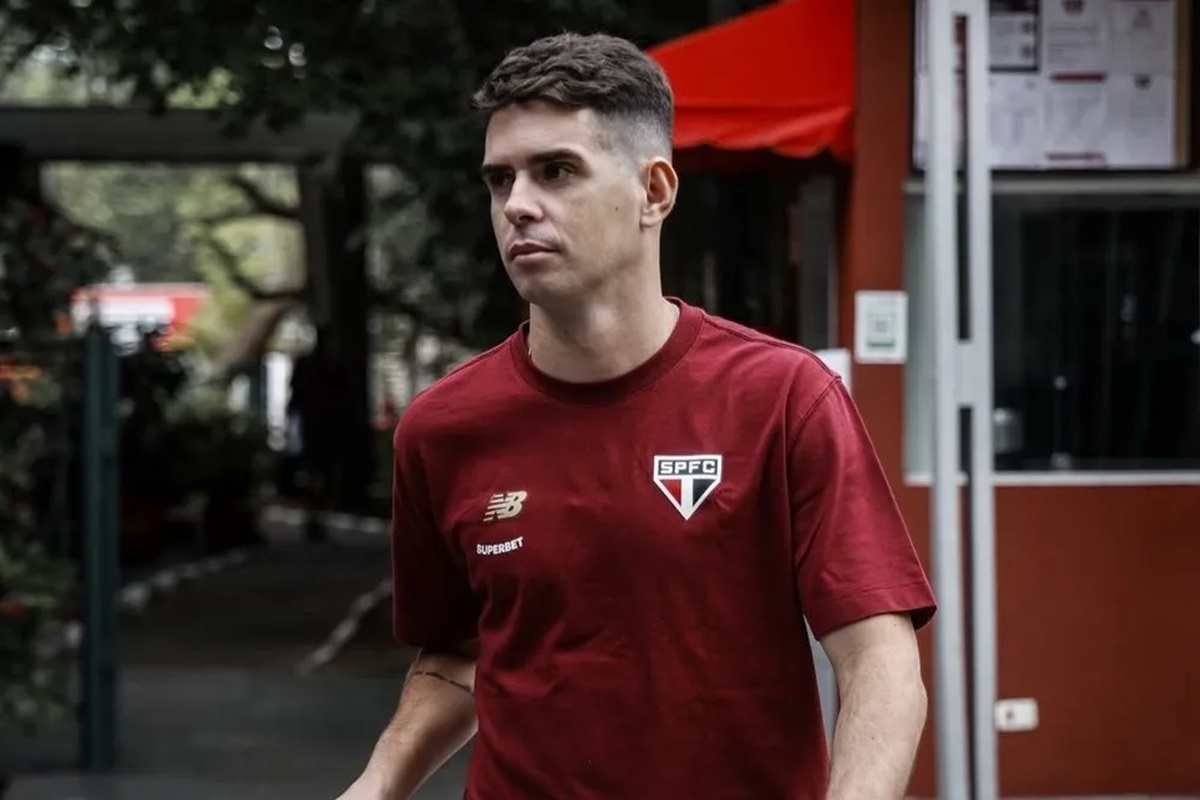 Oscar, meia do São Paulo, vai a hospital após alteração cardíaca. Imagem: Rubens Chiri/SPFC